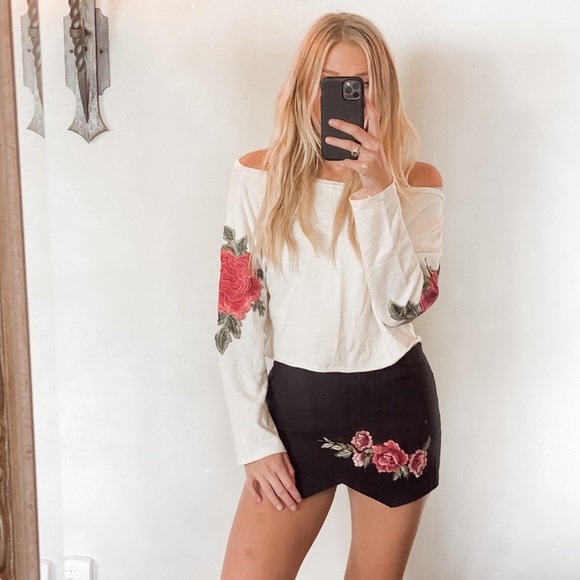 White oversized long sleeve top with Roses - Picture 4 of 4